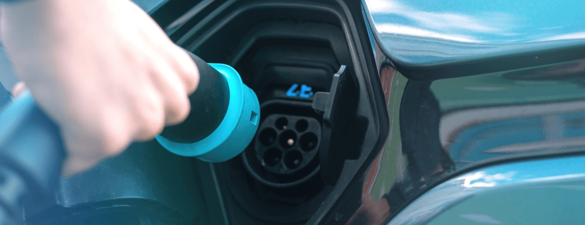 Installation borne de recharge à domicile - Une personne branche sa voiture électrique