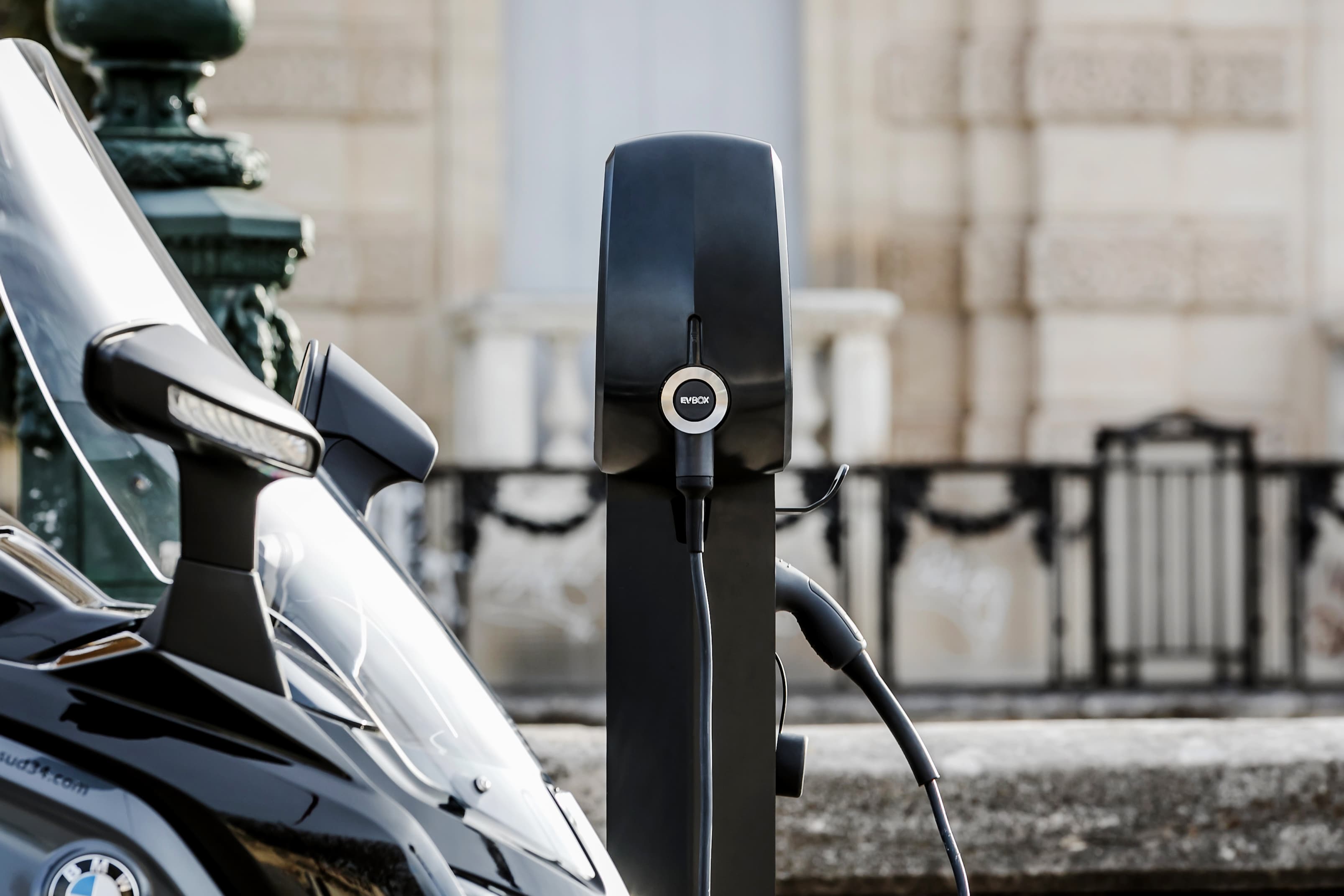 Borne de recharge pour véhicule électrique - Electricien sur Lyon :  NOV'ELEC