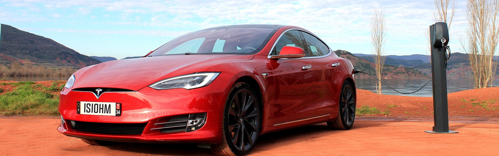 Tesla en charge sur une borne extérieure.